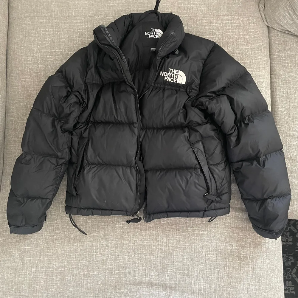 Säljer min älskade northface jacka, fint skick förrut två hål som borde gå att fixa hos skräddare (därför lägre pris) köpt för 3 000 kr. Jackor.