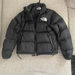 Säljer min älskade northface jacka, fint skick förrut två hål som borde gå att fixa hos skräddare (därför lägre pris) köpt för 3 000 kr