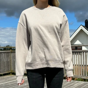 Grå sweatshirt  - Tjock tröja från Primark i London  Storlek S Aldrig använd  Super mjukt tyg