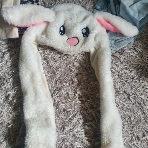 Bunny hat - Bunnyhat köpt här på plick, men i fint skick <3. Lite smutsigt på ena "snöret" men syns inte när man har på sig den <3