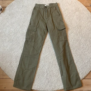 Cargo jeans - Oanvända cargo jeans.  Säljer då de är för små och kom aldrig till användning. Långa i benen.