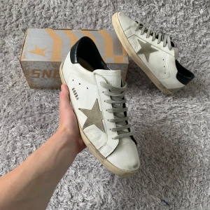 Golden Goose | Superstar - Säljer dessa sjukt trendiga men framförallt trendiga skorna! | Fint skick med något tecken på användning, sulan är i ett fint skick med lite heeldrag! | Storlek 45. | Ingår box och tackkort! | Ställ gärna frågor innan du köper!