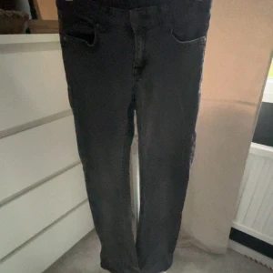  bootcut jeans - säljer dessa as snygga jeans från Lindex i modellen flaerd, jag anser dom som low waist kan skicka bilder med de på för tydligare syn, står ej storlek men skulle säga xs/s/34. Syns att de är använda men inget överdrivet så fint skick. Äldre modell🤍