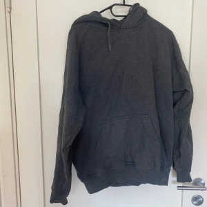 Hoodie - Mörkgrå hoodie med nån fläck på magen, den syns inte lika mycke i verkligheten