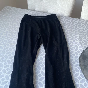 Säljer dessa sköna mjuka utsvängda byxor  - Har använt ett par gånger 💞