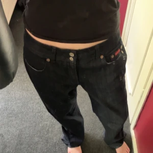 Baggy jeans - Dessa skiiitsnygga jeans i storlek 42, som passar perfekt till någon som vill ha en loose och lågmidjad passform. Skriv privat för mer frågor, kolla även min bio! (PRIS KAN DISKUTERAS) ⭐️
