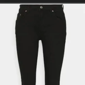 Svarta jeans - Ett par svarta flared jeans, de sitter inte fint på mig och de är mid rize precis under navlen knappt använda pris går att diskutera vid snabb affär 