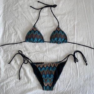 Missoni bikini - Skitsnygg bikini från design by sí med missoni liknande mönster❤️❤️                                                                                 Aldrig använd, plombering kvar!                                Originalpris 423 kr