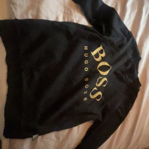 Hugo boss sweatshirt - Säljer min killes gamla Hugo boss tröja i storlek XS, i ett väldigt bra skick!!