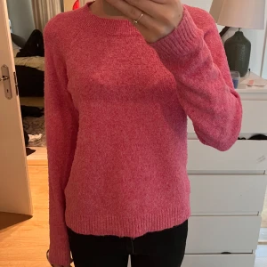 Stickad tröja  - En mysig rosa tröja från vero Moda. Några månader gammal, använda ytterst lite. Bra skick🤩🥰