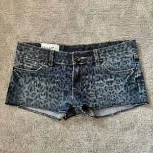 Lowwaist Leopard jeans shorts - Så snygga och unika shorts!! Köp gärna genom köp nu💖
