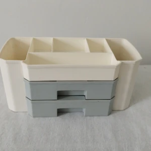 Förvaringslåda - Förvaringslåda med lådor och o 6 fak. Bra t att förvara smink eller annat 