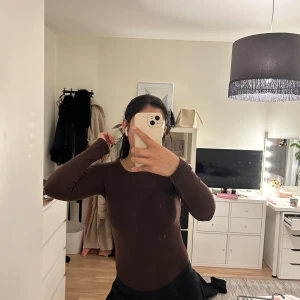 Brun topp - Brun (ljusare än vad som syns på bilderna) knapp body från Zara. Tjockt och skönt material