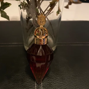 Katy Perry - Killer Queen edp  - Killer Queen är en kvinlig doft från Katy Perry som lanserades år 2013💗 Parfymen passar bäst på natten under hösten och vintern!  💕Endast testad en gång, säljer då min kompis har en likadan och jag redan har min signaturperfym💕 (30ml, nypris 310kr)