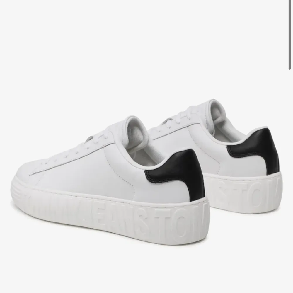 Säljer dessa fina sneakers från Tommy Jeans/Hilfiger. Jättefina men används inte längre. Mycket bra skick, lite smutsiga på undersidan men går att rengöra. Väldigt sköna skor och snygg design. Storlek 43, köptes för 1300kr, säljer för 349kr😊. Skor.