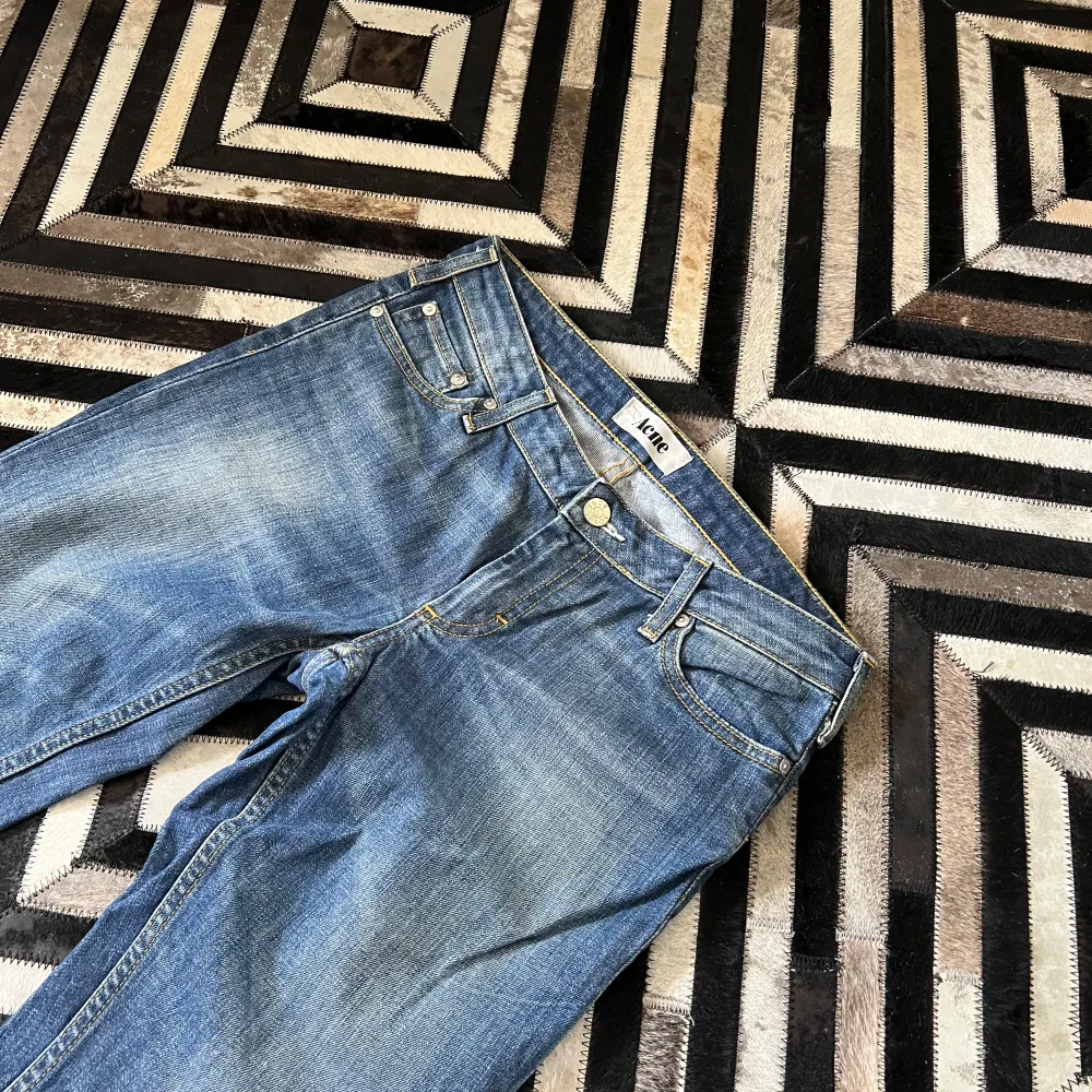 Acne jeans Modell: KEX/LE BLUE Storlek: 30/32 Midjemått: 38cm Innerbenslängd: 79cm . Jeans & Byxor.