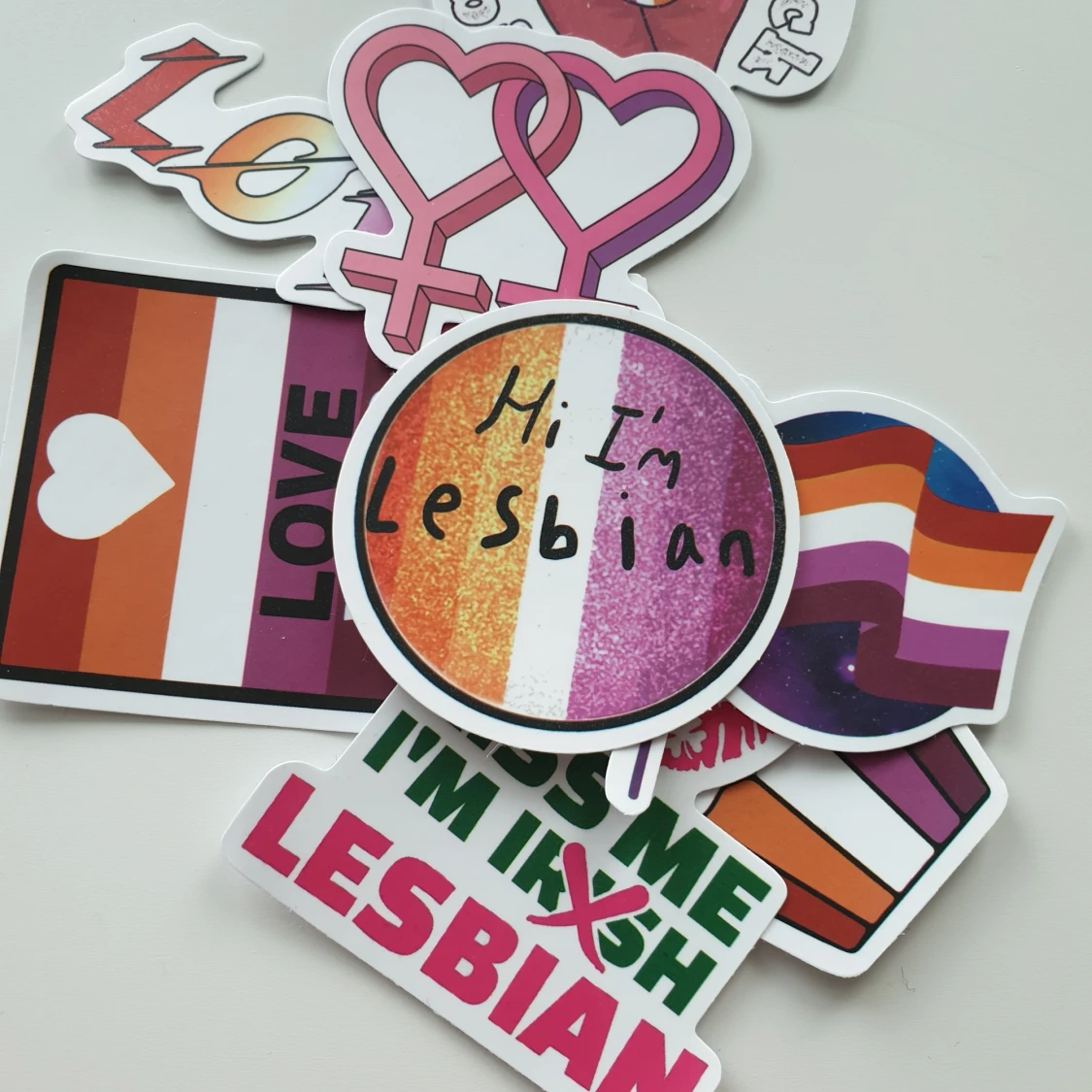 8st lesbian pride klistermärken/stickers 