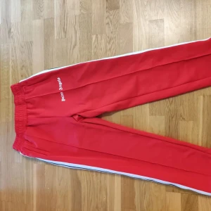 Palm angels byxor - Säljer mina Palm angels byxor i storlek S, Inte jättevälanvända  