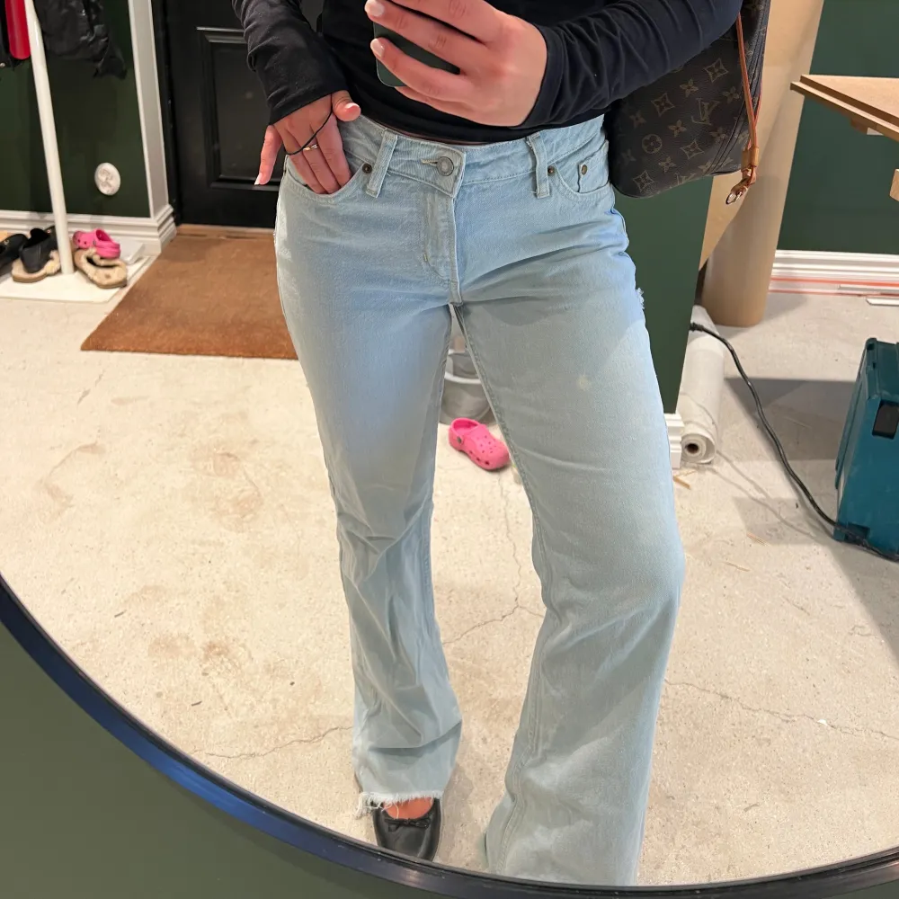 Fina jeans från h&m. Några bleknings fläckar på lår och bak💕Stl 36. Jeans & Byxor.