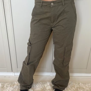 Gröna cargo byxor  - Jätte snygga cargos som har används få gånger och är i väldigt bra skick! ❤️ Passar perfekt ifall man är 165-170!