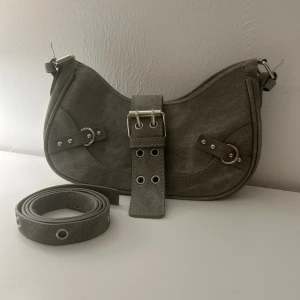 Grå väska  - Jätte fin väska i jeans liknande material aldrig använd❤️