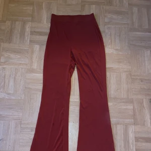 Byxor  - Säljer Ett par jätte snygga byxor ifrån gina tricot. I strl xs.  Använd 1 gång Säljer pågrund av att dem är för långa för mig då jag är väldigt kort. 💕💕
