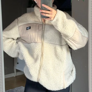Dickies jacka - Jacka/kofta i teddyfleece från Dickies, rätt noppig inuti men fortfarande väldigt fint skick! Storlek S men är både en herrmodell och oversized modell så den passar alla mellan XS-L beroende på hur man vill att den ska sitta, är en S för jämförelse 🩵