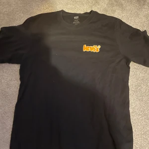 Levi’S T-shirt  - Säljer min svarta t-shirt från Levi’S då jag har växt ut den, bra skick.