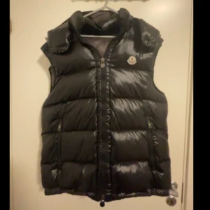 Moncler väst - Säljer denna feta moncler västen. Passar till varje årstid. Priset diskuteras, kom dm för mer information💬🗣️