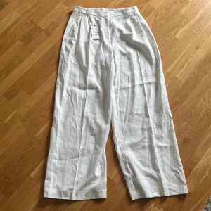 Linnebyxor - Extremt snygga linnebyxor !! Dom är i superbra skick då dom aldrig varit burna💖dom är inte noppriga då de ska se ut så . Inga defekter ! Köpt för 499kr