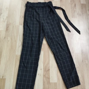 Rutiga Kostymbyxor - Svarta kostymbyxor med vita rutor för kvinnor, köpta i den polska klädbutiken Cropp. Storlek: 32.  Skön material. Använda men i god skick.