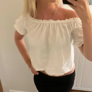 One shoulder topp - Toppen har använts flertal gånger men är fortfarande i fint skick, går att justera hur man vill att ärmarna ska sitta, off shoulder, one shoulder eller som en vanlig topp