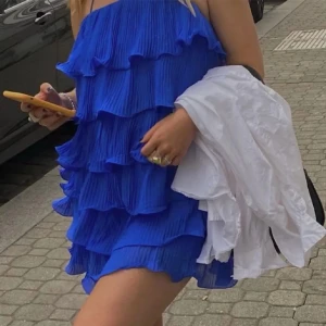 Volangklänning - Superfin & other stories vollangklänning. Slutsåld på hemsidan. Storlek M men passar mig som har S. Har sytt upp en volang längst ner för att få den kortare men ser helt normalt ut och kan även spretta upp det. 2 sista mina📸använd 1 gång Köpt för1060