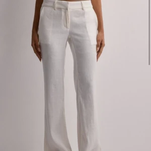 Linnebyxor  - Säljer dessa helt nya linnebyxor från Nelly pågrund av att jag ej använder dem. Jag är 175cm lång och dem sitter väldigt bra i midjan och är bra i längden.  Nypris 500   Frakt mellan 40-80 kr