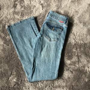 Jättefina jeans från h&m i storlek 34, köpte för två år sen o använda många gånger men fint skick (inga defekter) säljer då de är för små för mig o inte får nån använd av dom. Hör av er för fler bilder eller frågor 💞💕