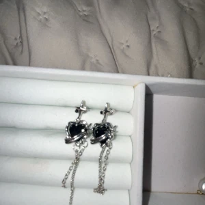 Örhängen  - Söljer dessa örhängen som endast är testade❤️ Såå fina❤️