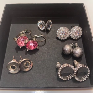 Örhängen  - 6 par örhängen. Vissa mer använda än andra, några aldrig använda