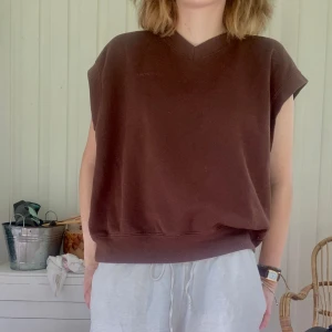 Brun slipover  - Superbekväm slipover från H&M i fint skick. Står storlek M men skulle säga att den funkar som S också.