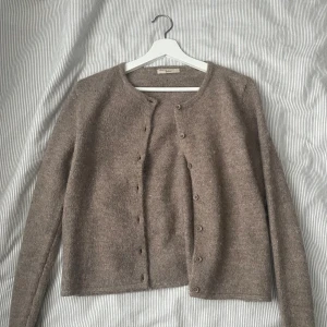 Stickad kofta - Väldigt fin kofta som inte kommer till användning💕