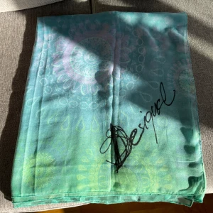 Ny Desigual halsduk - Mycket fin halsduk som aldrig var använd. Tvättad därav etiketten ej kvar •Köpte för 569 kr. Säljer för 290 kr Djurfritt och rökfritt hem Kan mötes upp i Mölnlycke centrum Kan skickas mot fraktkostnad  •Material: 100% polyester •Storlek: 180x108