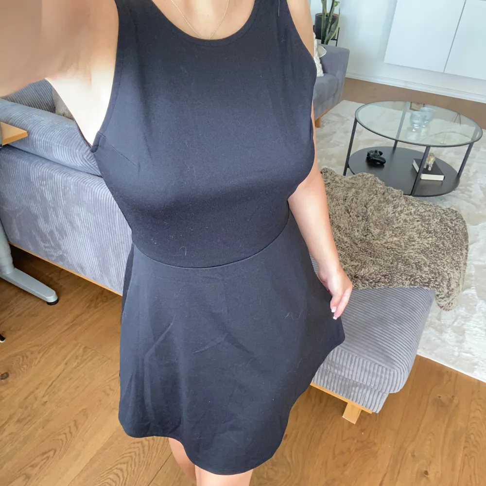 Svart klänning med stretchig och mjuk material. Aldrig använd. . Mekot.