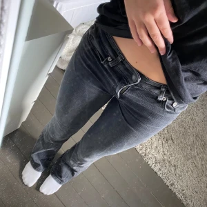 Lågmidjade svarta jeans  - Lågmidjade svarta jeans☺️ lite slitna längst ner