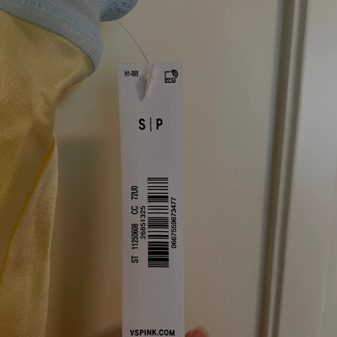 Gul klänning med blå detaljer från VS Pink - 91