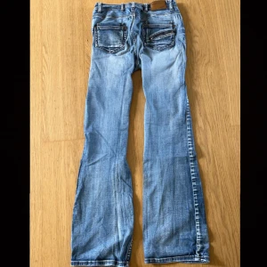 Bootcut jeans - Jättesnygga bootcut jeans från Arizona. Jeansen är i bra skick och har många fina detaljer. Säljer då de tyvärr är för stora för mig. Jensen är i storlek 36/S.