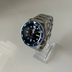 Seiko 5 Sports -  • Modell: Seiko 5 Sports • Storlek: 42,5mm • Referens: SRPD51K1 • År: 2024 • Skick: Mycket Bra • Medföljer: Fullset