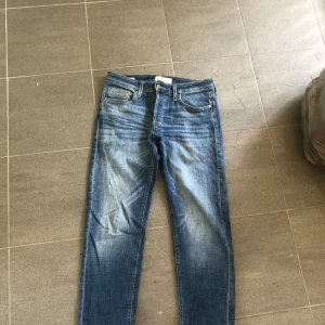 Jack & jones jeans  - Säljer mina Jack & jones jeans då ja inte använder de längre, men i bra skick 9/10 och en snygg passform samt färg, tveka inte på att skriva om du undrar om nåt!🤩