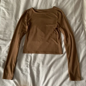 Långärmad croptop - En jättefin tröja som har ett otroligt mjukt material 🤎🥥 Storlek S Säljer för att jag rensar garderoben ☺️ Nyskick! pris kan diskuteras💕 