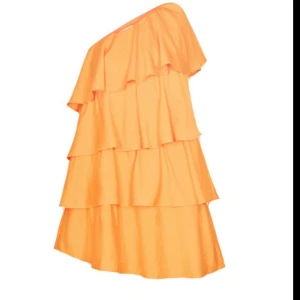 One shoulder klänning - Säljer den populära one shoulder klänningen från levete room i orange. Använd en gång så i fint skick! I strl M men passar M/L. ❤️