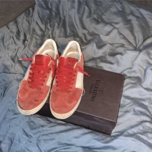 Valentino Flycrew Storlek 43 - Röda Valentino Flycrews som säljes då jag inte använder dem längre. Skorna är använda och därför tillkommer några flaws på skorna, därav det lägre priset. Skriv vid frågor etc!