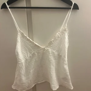 Vit linne  - Säljer detta gulliga linne ifrån zara i storlek S som tyvärr inte passade mig ❤️